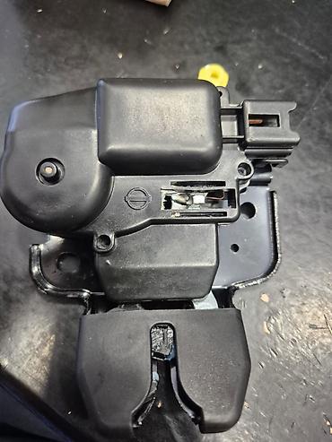 yük baqaj: Nissan Tiida 2006-2009 sedan modeleri ucun arxa baqaj kilidi zamoku — 1
