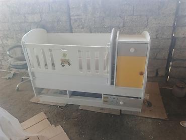 usaq mebeli destleri: Uşaq beşiyi və komodlu dəst - Rəng: ağ, boz və sarı detallar - — 1