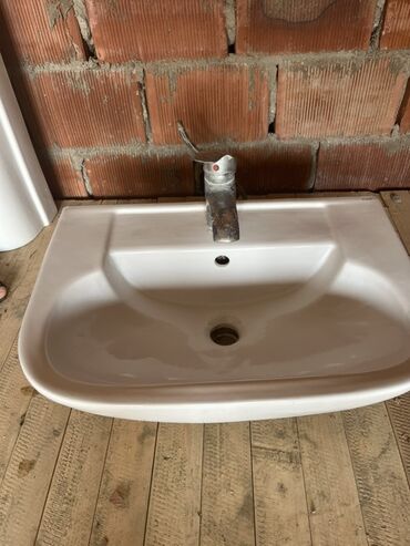 Quru inşaat materialları: Ağ rəngli keramika materialından hazırlanmış, ayaqlı lavabo dəsti. Bu