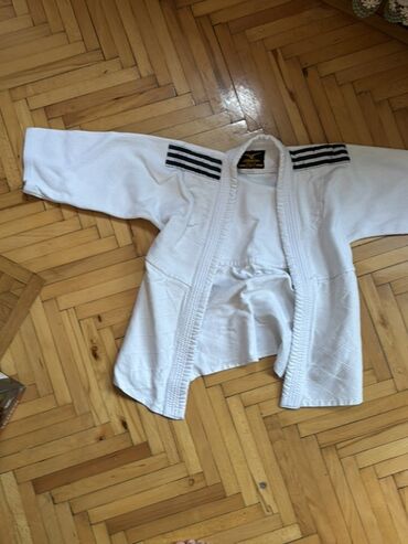 прокат мужских костюмов в баку: Ağ rəngli döyüş sənəti gödəkçəsi (gi/judo üstü) - Material: qalın