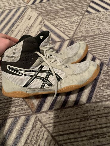 Спортивная форма: Борцовки asics не потрепанные в хорошем состоянии 39-40 размер продаю