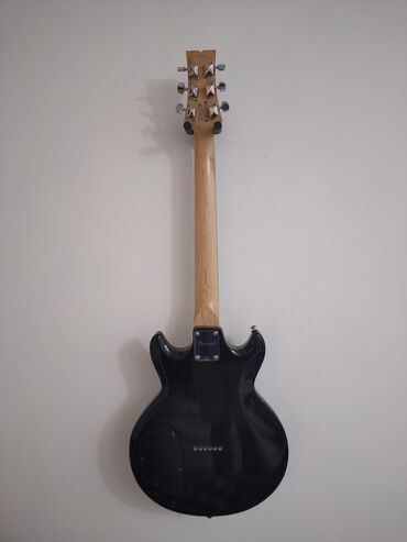 Gitare: Električna gitara Ibanez, idealna za početnike i napredne svirače. Ima — 6