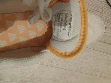 срочно продаю в связи с переездом: Белые кроссовки ISA TRAIL&SKO (на ярлыке: ISA-TRAIL&SKO)