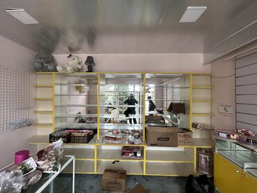 Ofis dolabları: Bijuteriya və parfumeriya mağazası bağlandığı üçün vitrinler