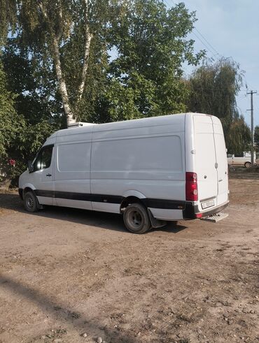 дом на колеса: Белый фургон Volkswagen Crafter, оборудованный рефрижераторной