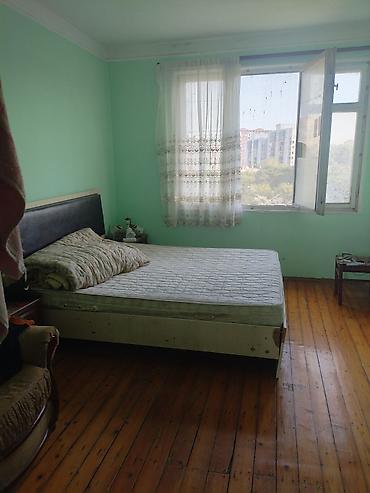 Mənzillər: 3 otaqlı mənzil – günəşli, ayrı-ayrı otaqlar, taxta döşəməbalkon — 1
