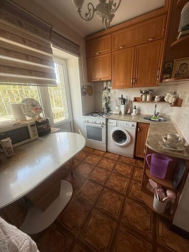 суточные квартиры в бишкеке дешево восток 5: 2 комнаты, 44 м², Индивидуалка, 5 этаж, Старый ремонт