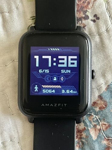 gps трекеры для животных: Умные часы Amazfit Bip с черным корпусом и ремешком. На экране