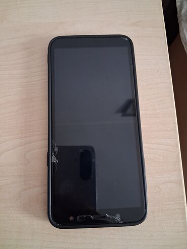 Digər mobil telefonlar: Qara rəngdə, ətrafı qara çərçivə ilə əhatə olunmuş mobil telefon