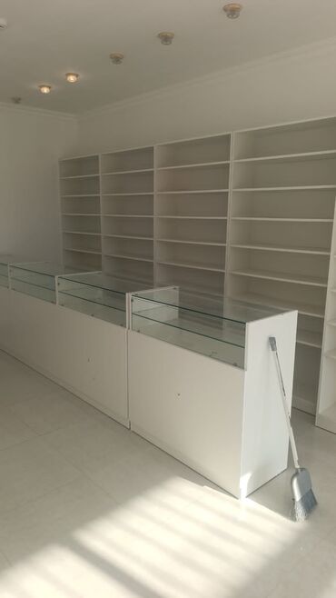 вешалки напольные для одежды деревянные дорогие: Ağ rəngli vitrin və rəf sistemi - Mağaza üçün nəzərdə tutulmuş