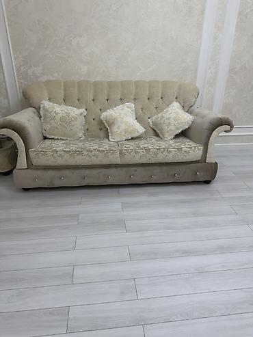 Divan və kreslo dəstləri: Klassik üslubda yumşaq mebel dəsti Tərkibi: - 3 nəfərlik divan - 2 — 2