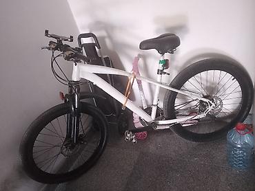 velosipedler 28: Şəhər və yüngül off-road üçün dağ velosipedi - Rəng: ağ gövdə, qara — 1