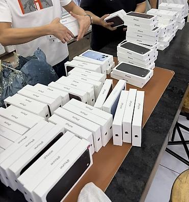 iphone xr: IPhone 18 Pro Max, Новый, 256 ГБ, Бордовый, Кабель — 2