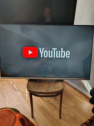 Телевизор Samsung с большим экраном и тонкими рамками. Подходит для