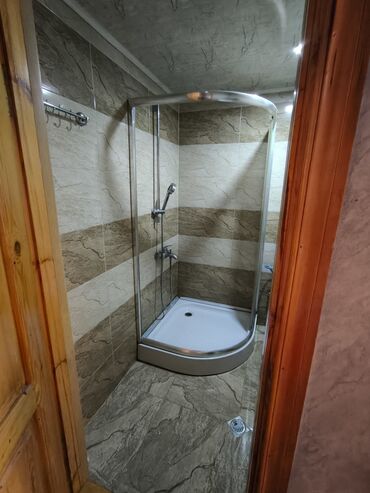 şeki satışda olan evlər: 1 otaqlı mənzil – tam mebel və texnika ilə Plan: Lift, Qaz, Wi-fi