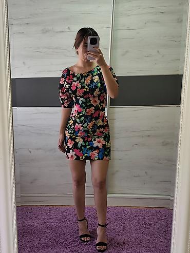 tiffany haljine: Mini haljina sa živopisnim cvetnim printom na crnoj osnovi. Haljina — 2