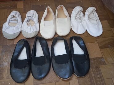 обувь 26 размер: Чешки чёрные и белые. Чешки чёрные. Кожанные. В отличном состоянии