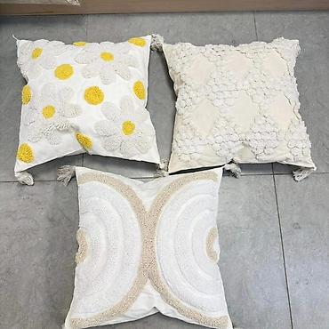 staklene figurice: Ukrasne jastucnice
Dimenzije 45x45cm
Cena po komadu 1250din — 5