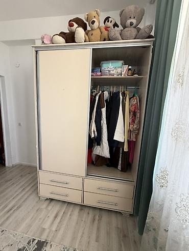 выдвижные ящики: Шкаф-купе бежевого цвета с четырьмя нижними выдвижными ящиками — 4
