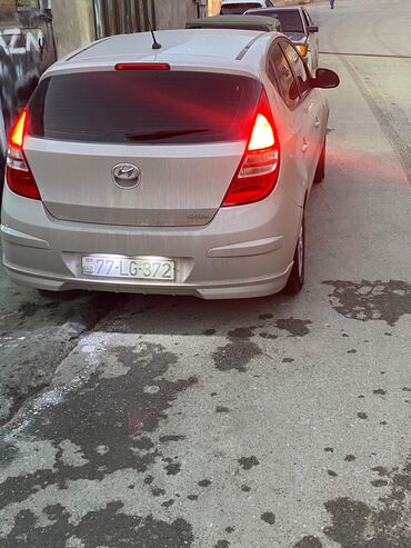 Hyundai: Hyundai i30 CRDi, gümüşü rəng, hetçbek kuzov. Xüsusiyyətlər: - Dizel — 7