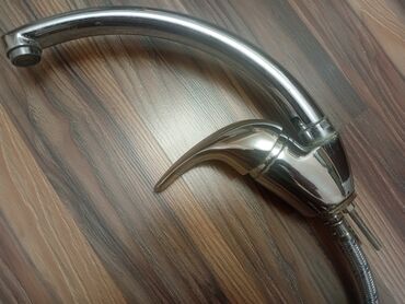 Бачки для унитаза: Mətbəx üçün təkqollu qarışdırıcı kran - Material: parlaq xrom örtüklü