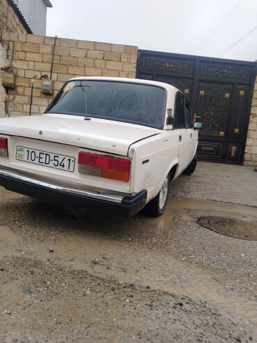 VAZ (LADA): VAZ 2107, ağ rəng, sedan gövdə. Texniki xüsusiyyətlər və təchizat: - — 16