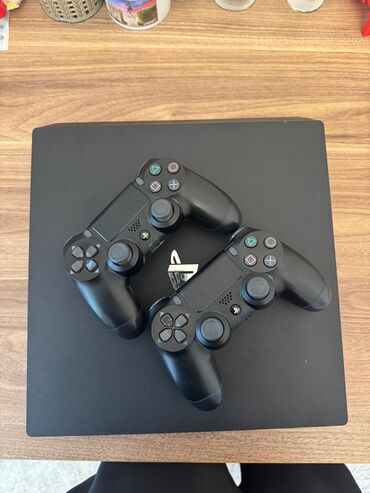 playstation 4 qiymeti bakida: Ps4 pro tam işlek veziyyetde ici acilmayib etiketi uzerinde model cuh