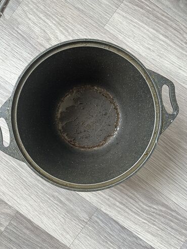 коричневая посуда: Казан- кастрюля тефлоновым покрытием. Дно к сожалению почистили