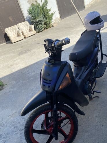 sekide satilan evler 2021: Göy və qara rənglərin ahəngində olan bu moped şəhər içi qısa səfərlər