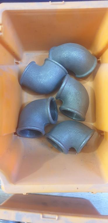 Другая сантехника: Изогнутая металлическая труба с резьбой на одном конце. Подходит для — 25