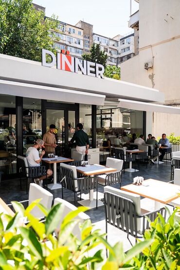 tablo rəsm: DİNNER DÖNER Restoranlar şəbəkəsinin Xəqani filialına ofisiant xanım