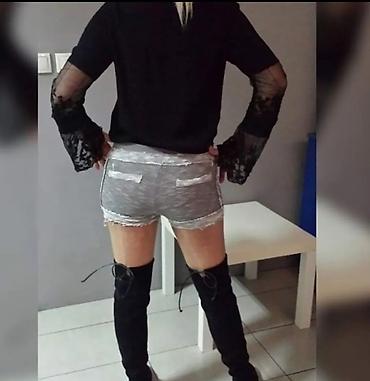 svecane mindjuse: Ženske svetlosive kratke šorts pantalone sa dekorativnim detaljima. - — 4