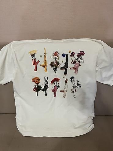 Futbolkalar: Ağ rəngli uniseks T‑shirt. Ön tərəfdə bordo rəngdə “Sio.” loqotipi — 2