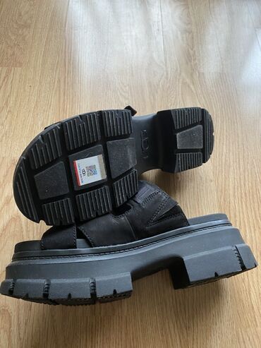женские слипоны на толстой подошве: Чёрные кожаные сандалии UGG с толстой подошвой. Новые. 38 размер