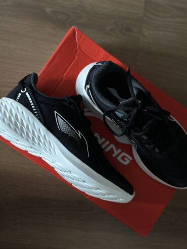 Кроссовки и спортивная обувь: Продаются уни li-ning original
размер 39/2