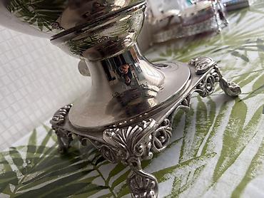 Qədim samovarlar: Klassik rus samovarı – dekorativ naxışlı metal gövdə və möhkəm ayaqlıq — 8