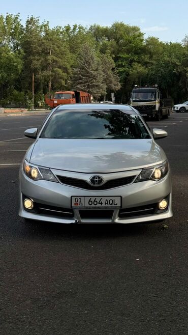 зарядное устройство для электромобиля: Автомобиль Toyota Camry серебристого цвета,2014 года. Седан среднего