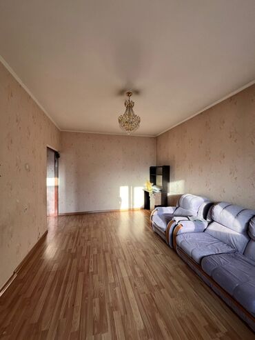 срочно продаётся 1 комнатная квартира в районе ошского рынка: 1 комната, 35 м², 106 серия, 7 этаж, Старый ремонт