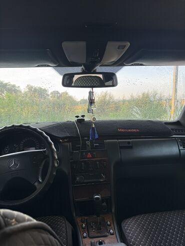 машина дишовый: Седан Mercedes-Benz E-класса темно-зеленого цвета. Автомобиль оснащен