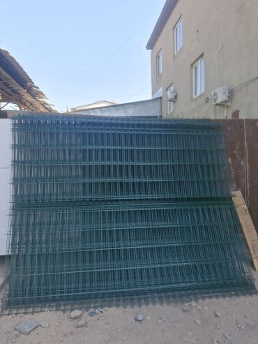 сетка для огород: Панели из сварной металлической сетки зеленого цвета, предназначенные