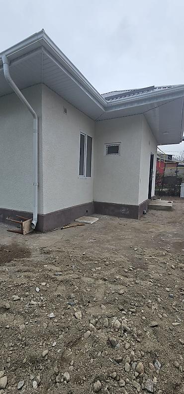 Продажа коттеджей и домов: . Продаётся отличные полдома 50кв.м в Кызыл-аскере на участке 1,5 — 7