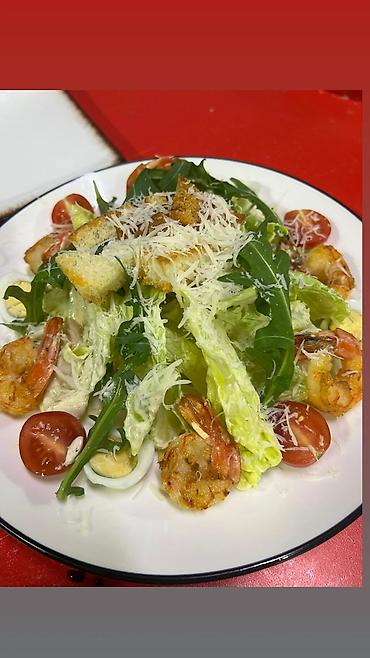 Готовые блюда, кулинария: Салаты и холодные закуски - Цезарь с креветками: хрустящие листья — 1