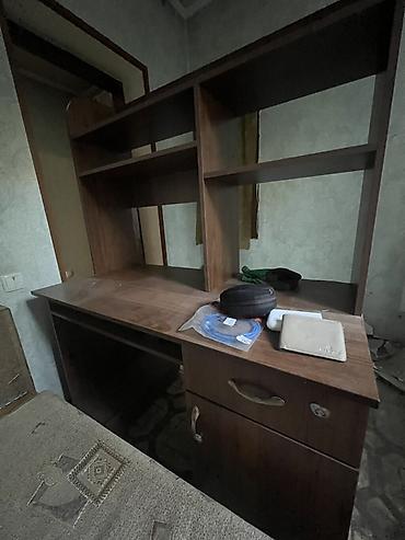 красивый письменный стол: Письменный стол с надстройкой и полками. Идеальное состояние На фото — 2