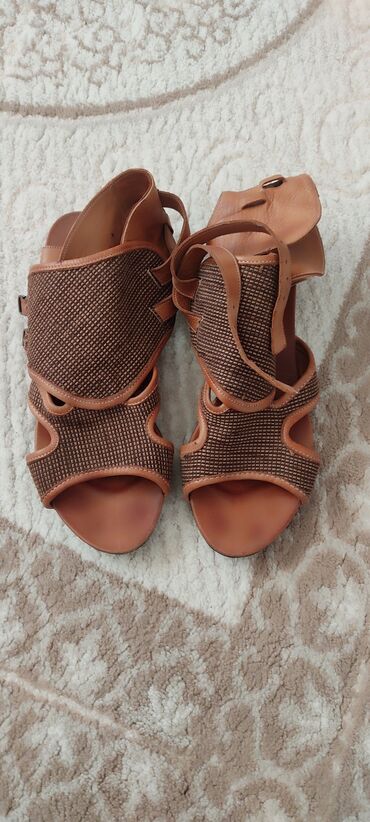 обувь женская 40: Босоножки,чистая кожа, очень мягкая,приятные для ног. 40 размер. почти