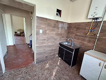 kiraye evler 4 cu mikrorayon: 2 otaqlı mənzil – geniş və işıqlı yeni Suraxanı. 3 mərtəbəli binanın — 6