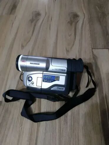 Video kamere: 1. Sony DCR-DVD205E Handycam DVD Camcorder (12x Optical Zoom, 2.7" — 9