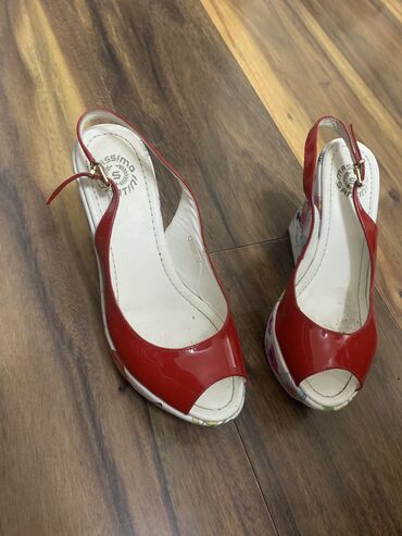36 размер обувь: Продаю лакированные босоножки - Италия. В идеальном состоянии. Размер