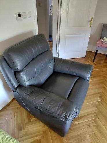 fioke za ormar: Kožna fotelja sa mehanizmom za ležanje (recliner) U odličnom stanju. - — 4