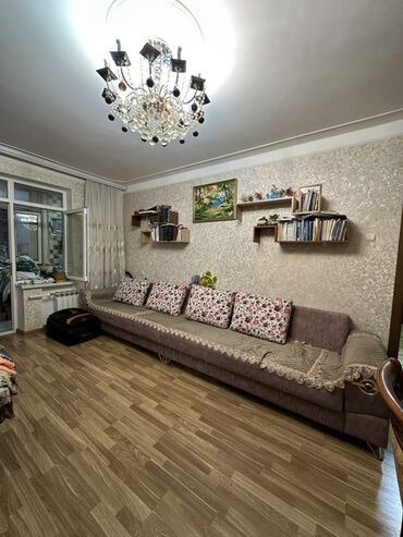 Rəflər, etajerkalar: 🏠 Leninqrad layihəli daş bina 📐 Ümumi sahə: 35 m² 🛋 1 otaqdan 2 otağa — 5