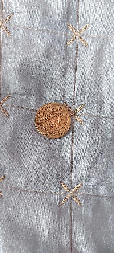 azerbaycan kohne pullari: Qızıl rəngli qədim Mughal - Material: sarı metal,mis (qızıl — 2